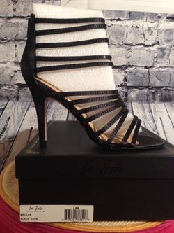 Le Soir Pour La Victoire Briller Strappy Black Satin Heels