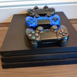 PS4 Pro + 3 Controllers