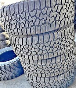 275 70 18 vendo un set de llantas usadas en excelente condición marca FALKEN