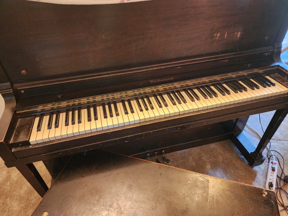 Richmond Standup piano with bench