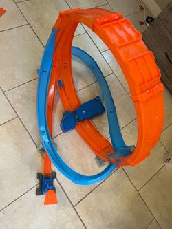 Hot Wheels Loop Track Set with battery