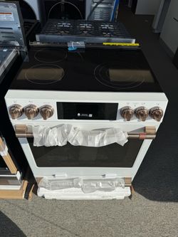 CAFÉ 30" Smart Slide-In, Front-Control, Radiant and Convection Range