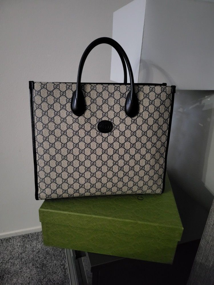 AUTHENTIC GUCCI MESSENGER BAG