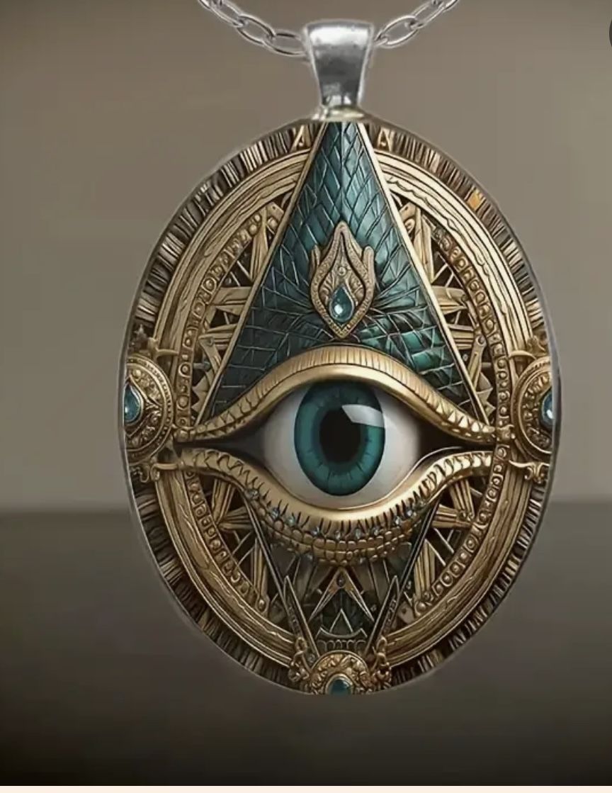 Elegant Silvery-Plated Eye Pattern Oval Glass Pendant Necklace