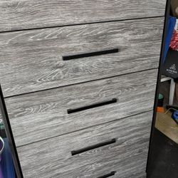  Dresser