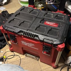 Millwakee Pack out Rolling Tool Bo