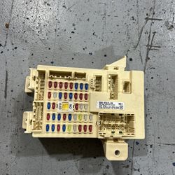 1.6HYUNDAI VELOSTER FUSE RELAY BOX BODY CONTROL MODULE IPM BCM 95400 2V184
