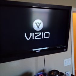 Visio TV With Wall Mount 