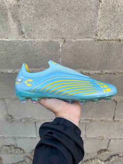 Charly stingr soccer cleats size 10 1/2 new