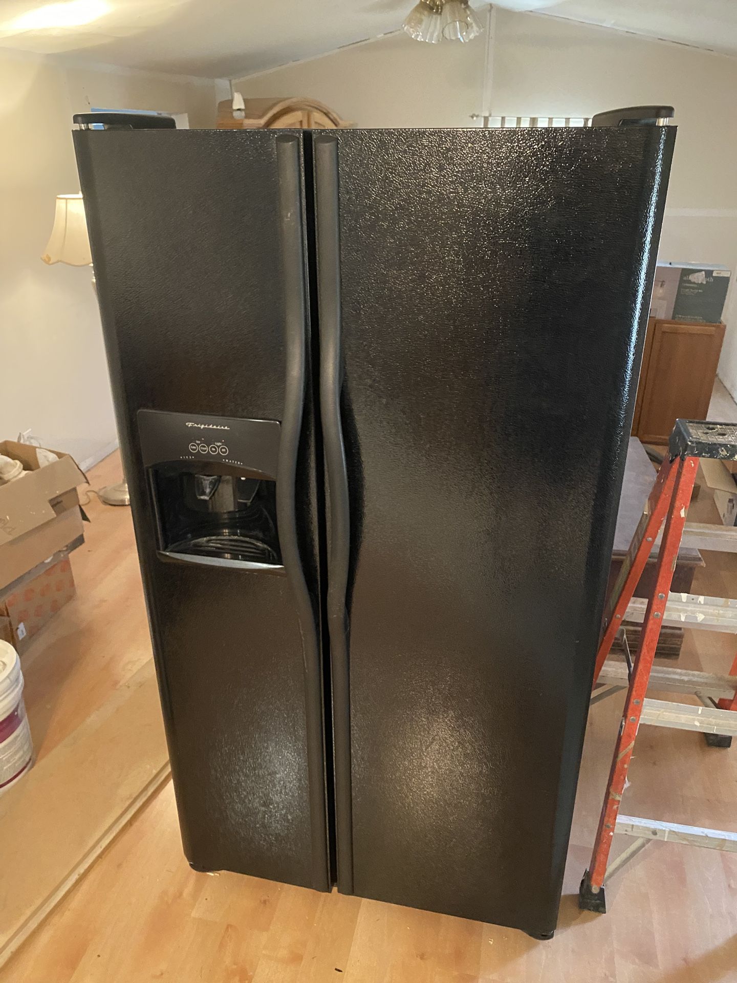 Frigidaire Side By Side W/ Water And Ice In Door
