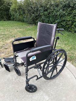 Wheel chair with detachable leg rests