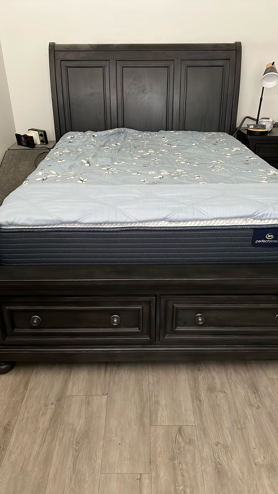 Stylish Black Headboard + Nightstand Set – Great Condition!