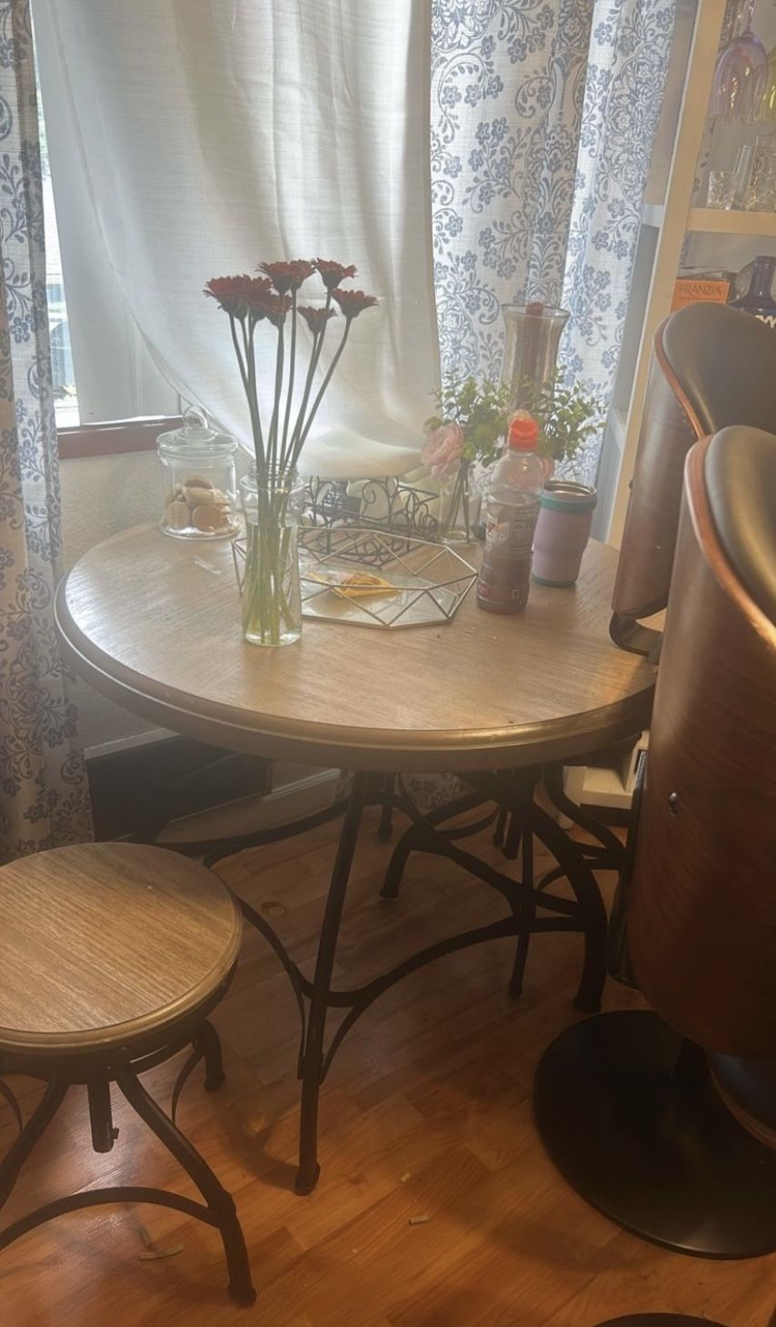 Table With 2 Stool