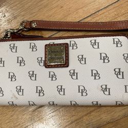 Dooney And Bourke Zip Around Wallet/wristlet