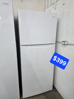 Frigidaire28 in. 18 cu. ft. Top Freezer Refrigerator in White, ENERGY STA