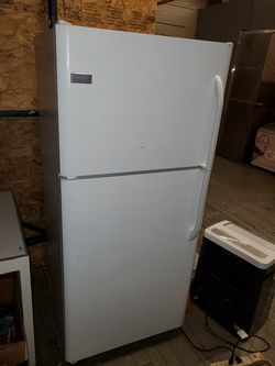 APARTMENT SIZE REFRIGERATOR IN GOOD CONDITION