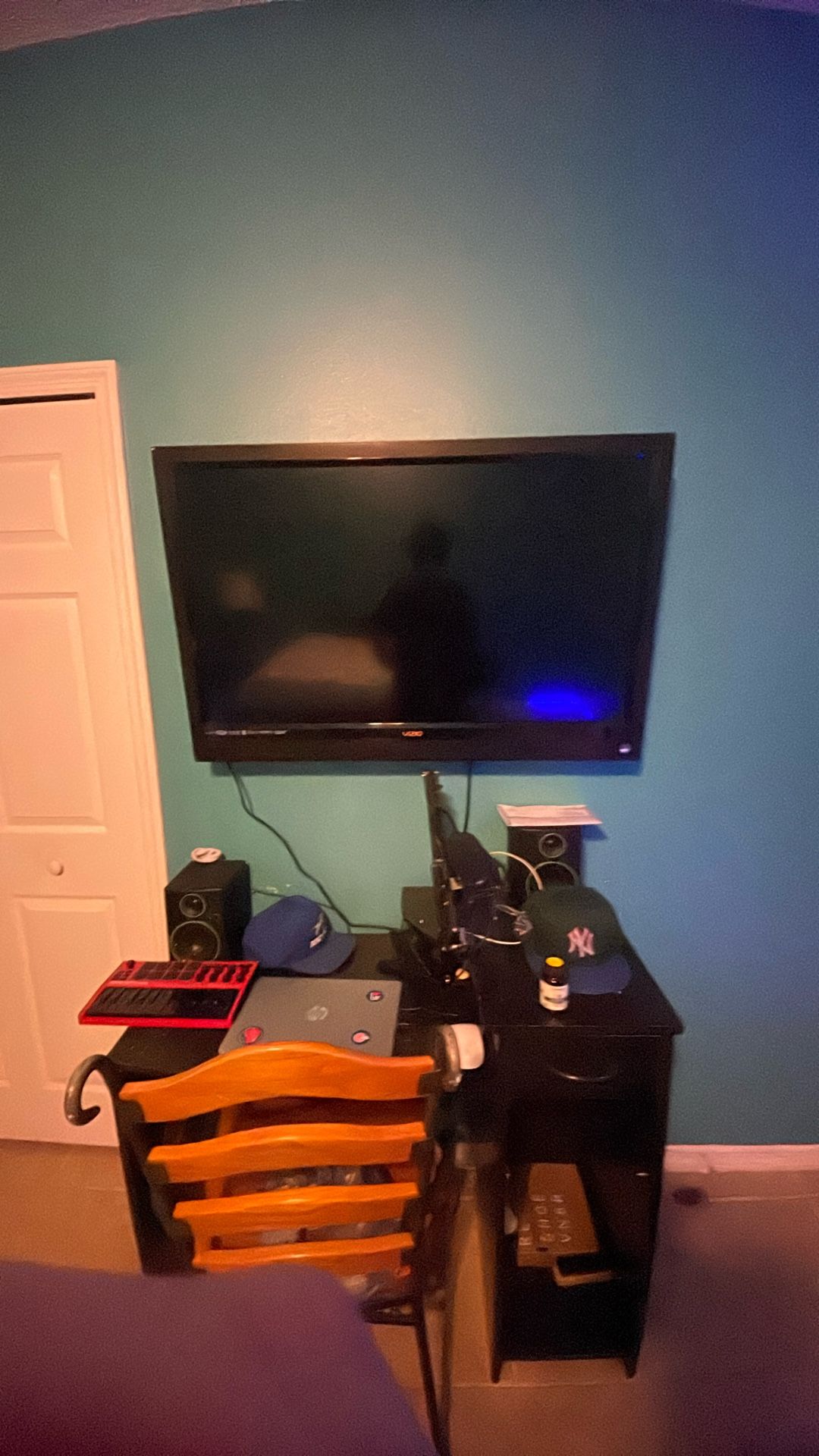 Vizio Flat Screen He Tv With Wall Mount