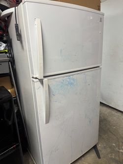 Kenmore Top-Freezer Refrigerator White