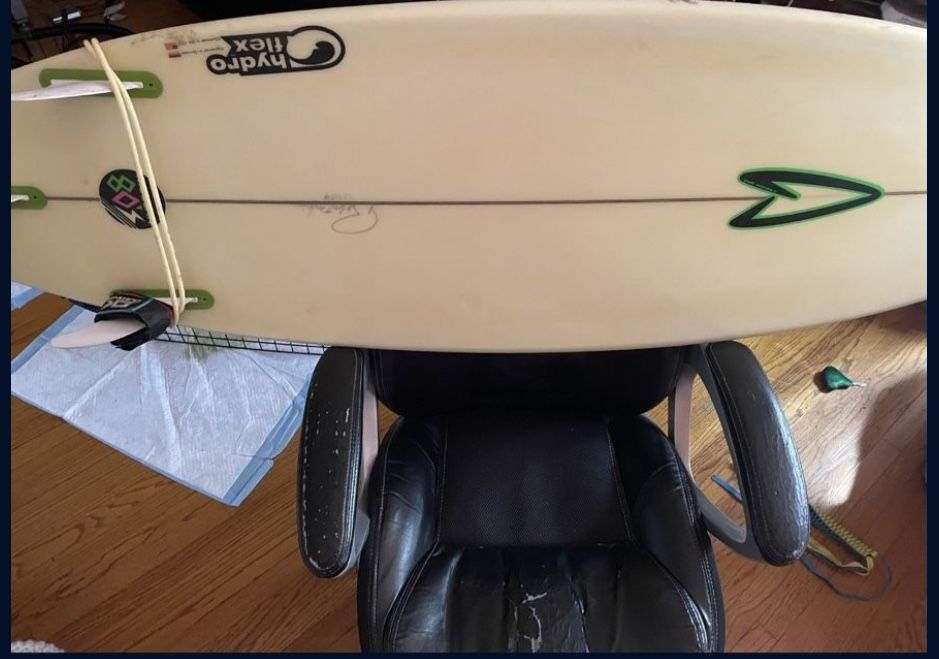 Robert’s Surfboard With Fins 200$