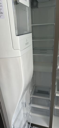 Whirlpool Fridge w Water And Ice Maker
