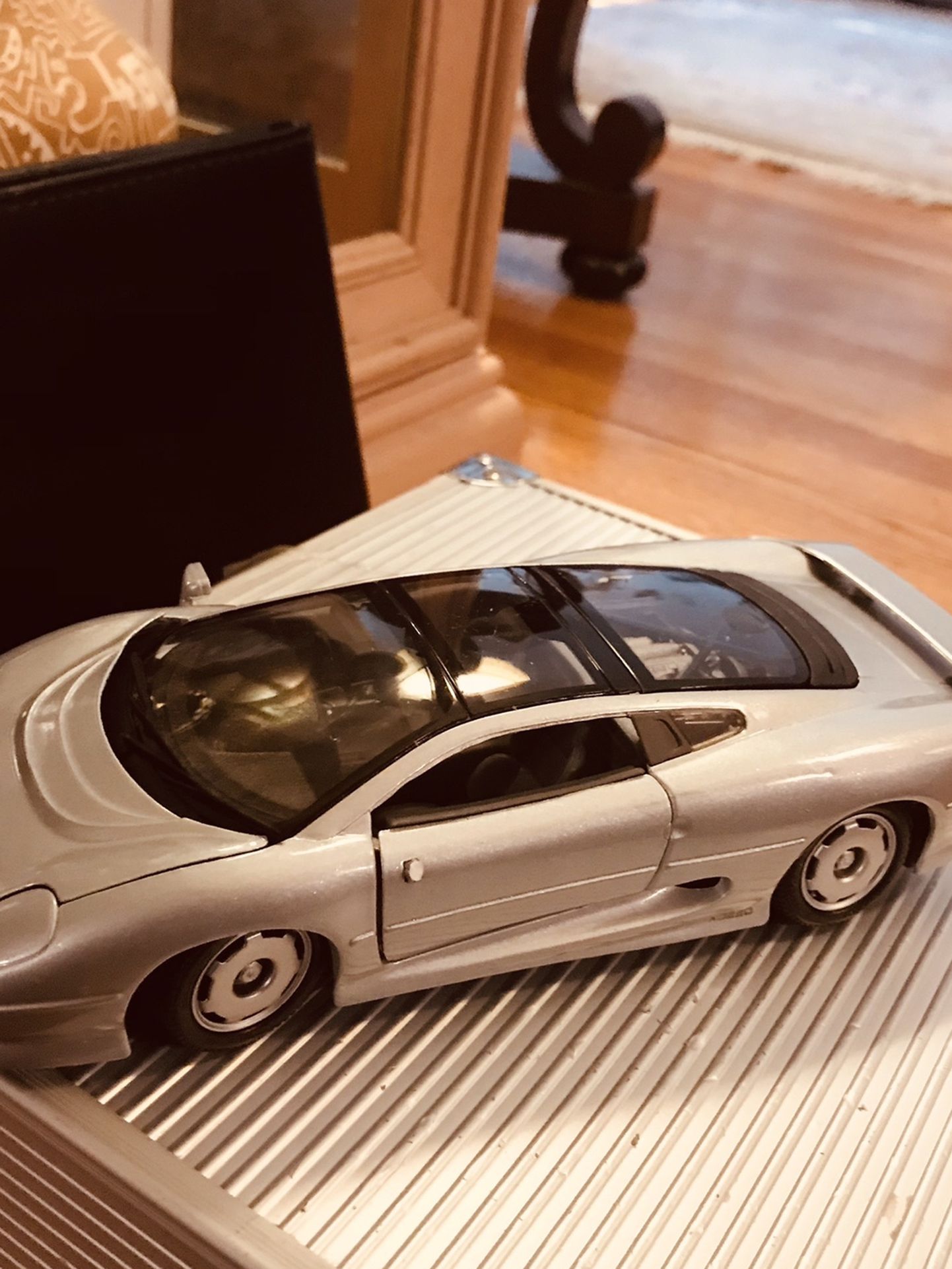 ‘92 Special Edition 1/24 Jaguar XJ220 Maisto (driver Side Mirror Broke Off ) Hence The Price Otherwise In Great Shape