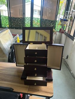 Jewelry box