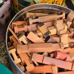 Bucket Full of Vintage LINCOLN LOGS $20