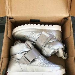 Women's Brand New Sorel Size 9