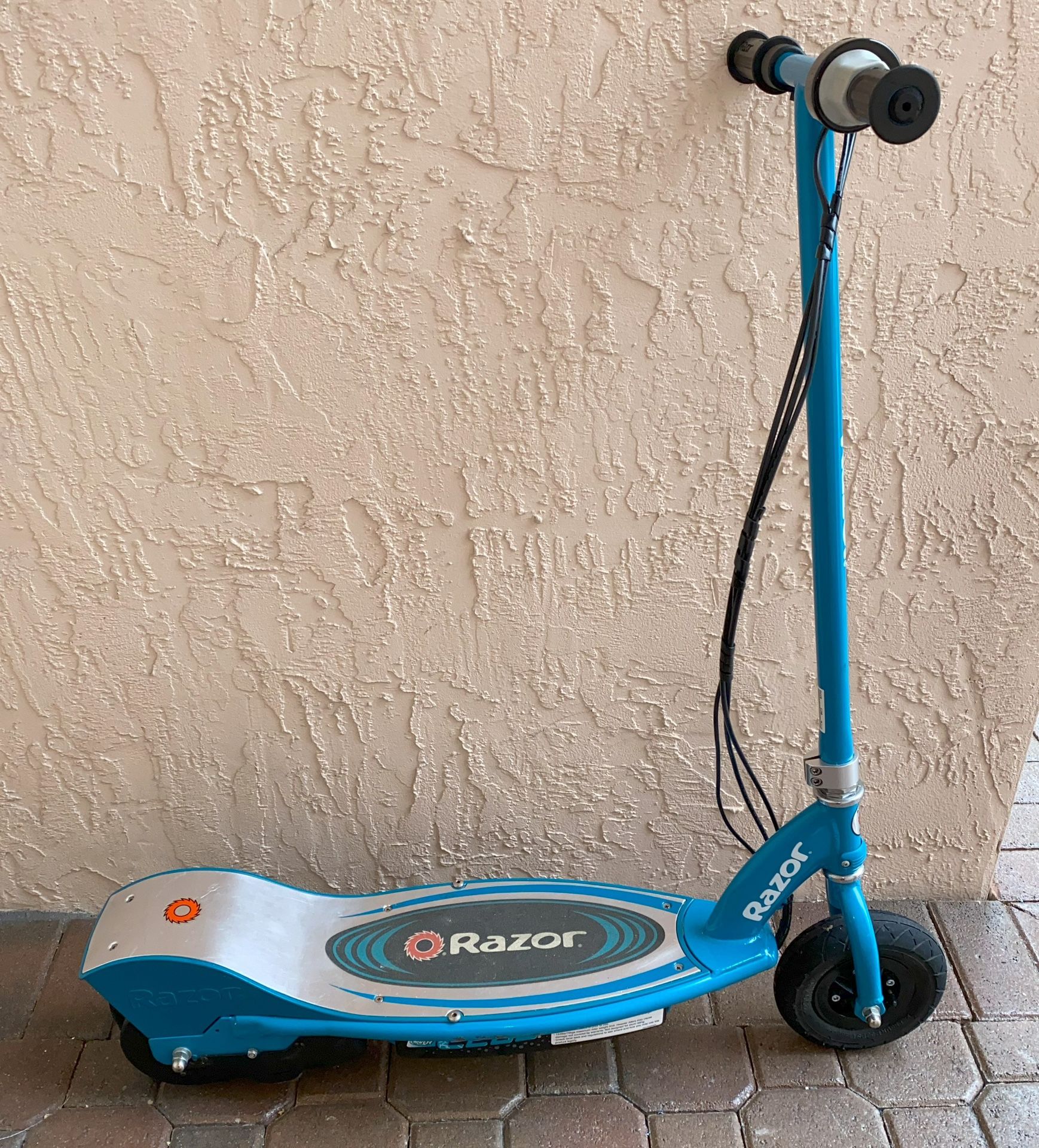 SCOOTER – $310 RAZOR E200 ELECTRIC POWER SCOOTER – ALL STEEL FRAME W/8” PNEUMATIC WHEELS & BATTERY CHARGER