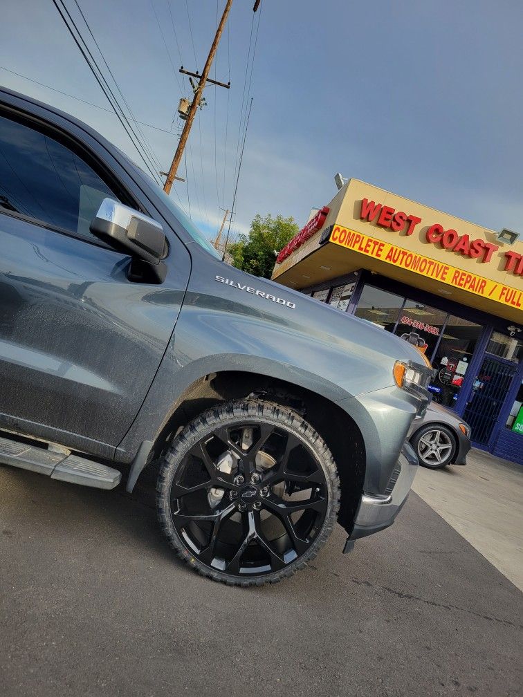 26x10 SNOWFLAKE GLOSS BLACK 33X13.50X26 MT TIRES CHEVY TAHOE SILVERADO SABURBAN GMC YUKON DENALI SIERRA FINANCING AVAILABLE
