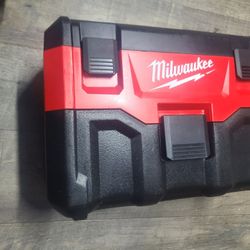 Milwaukee
M18 18-Volt 2 Gal. Lithium-Ion Cordless Wet/Dry Vacuum (Vacuum-Only)
