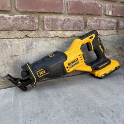 Dewalt saw with battery