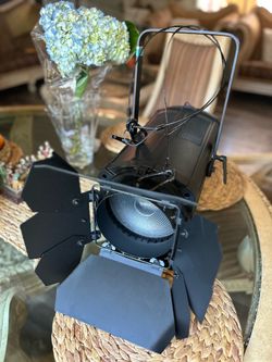 Ovation F-915 LED Fresnel light