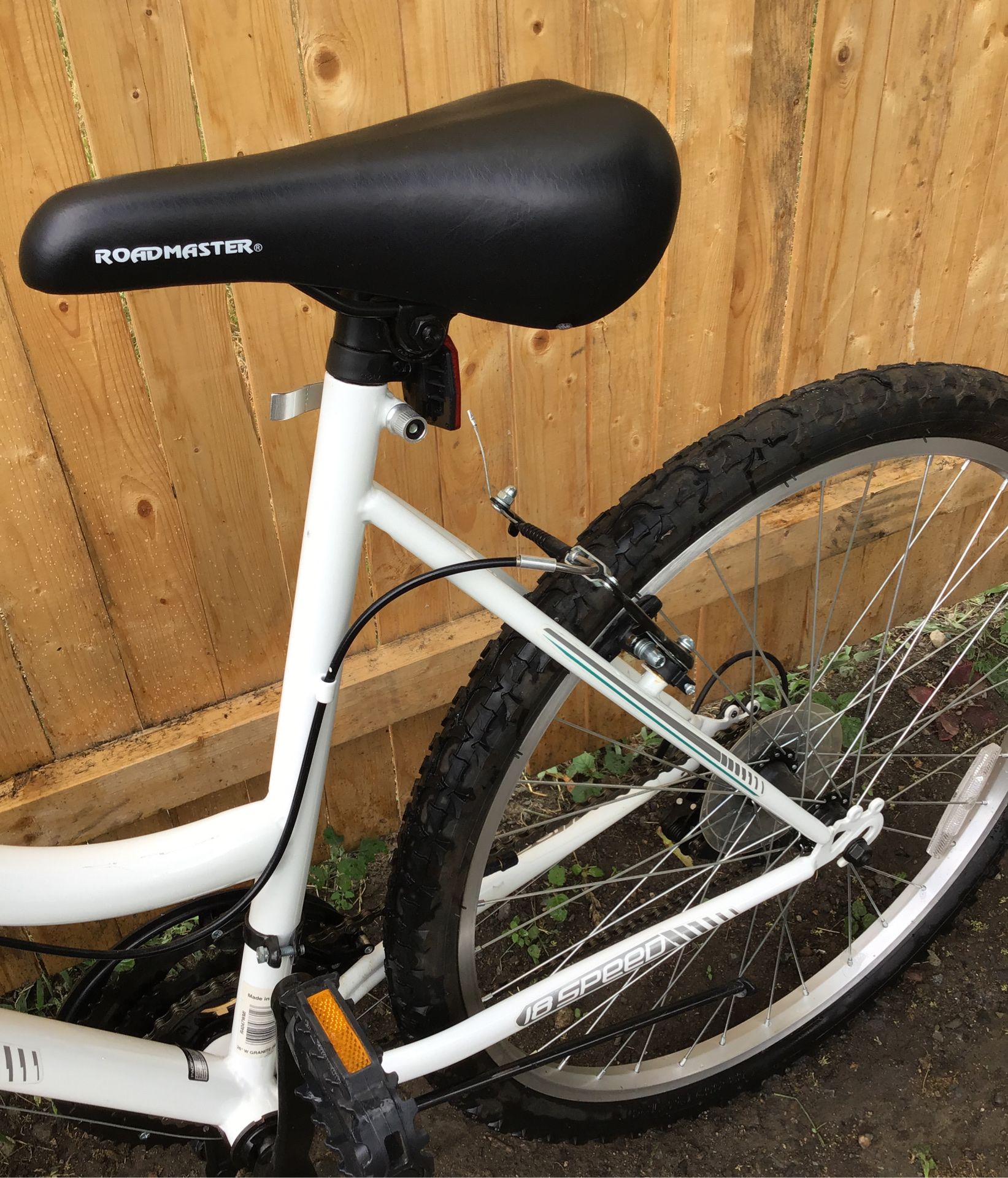 26 inch RoadMaster Granite Peak 18 speed ground assault. white