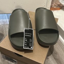 Nikes Slides Olive green size 10 men
