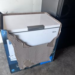 Midea Frezeer  7.0cubi  New Is Open Box White 