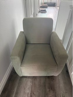 Jonathan Luis swivel chair