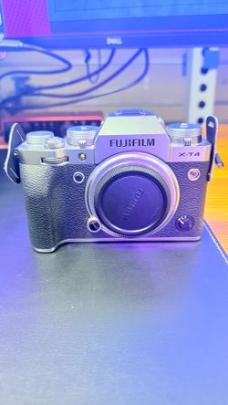Fujifilm X-T4 Camera Bundle + XF 16-80mm + Viltrox 27mm + Meike Lens