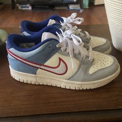 Nike Dunk Low.