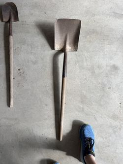 SQUARE HEAD SHOVEL