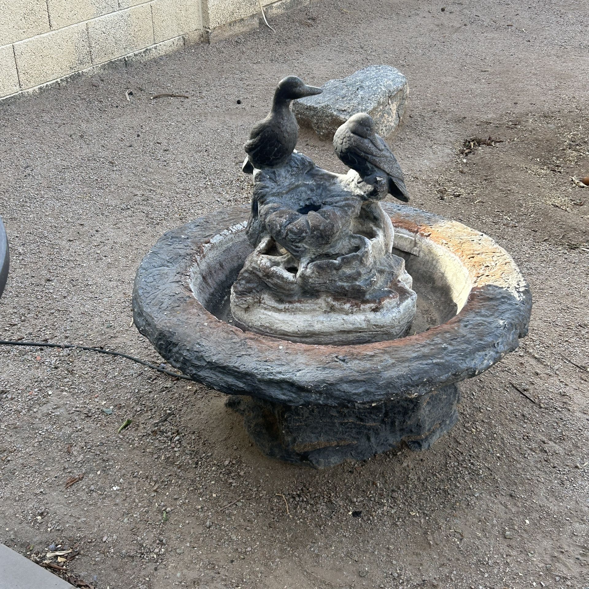 Fiore Stone Duck Fountain
