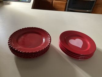 EIGHT BEAUTIFUL VALENTINE PLATES FOR ONE PRICE