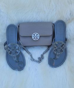 TORY BURCH Originales $140, por las dos.