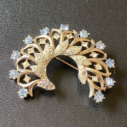1956 Trifari Swarovski Crystal Gold Brooch