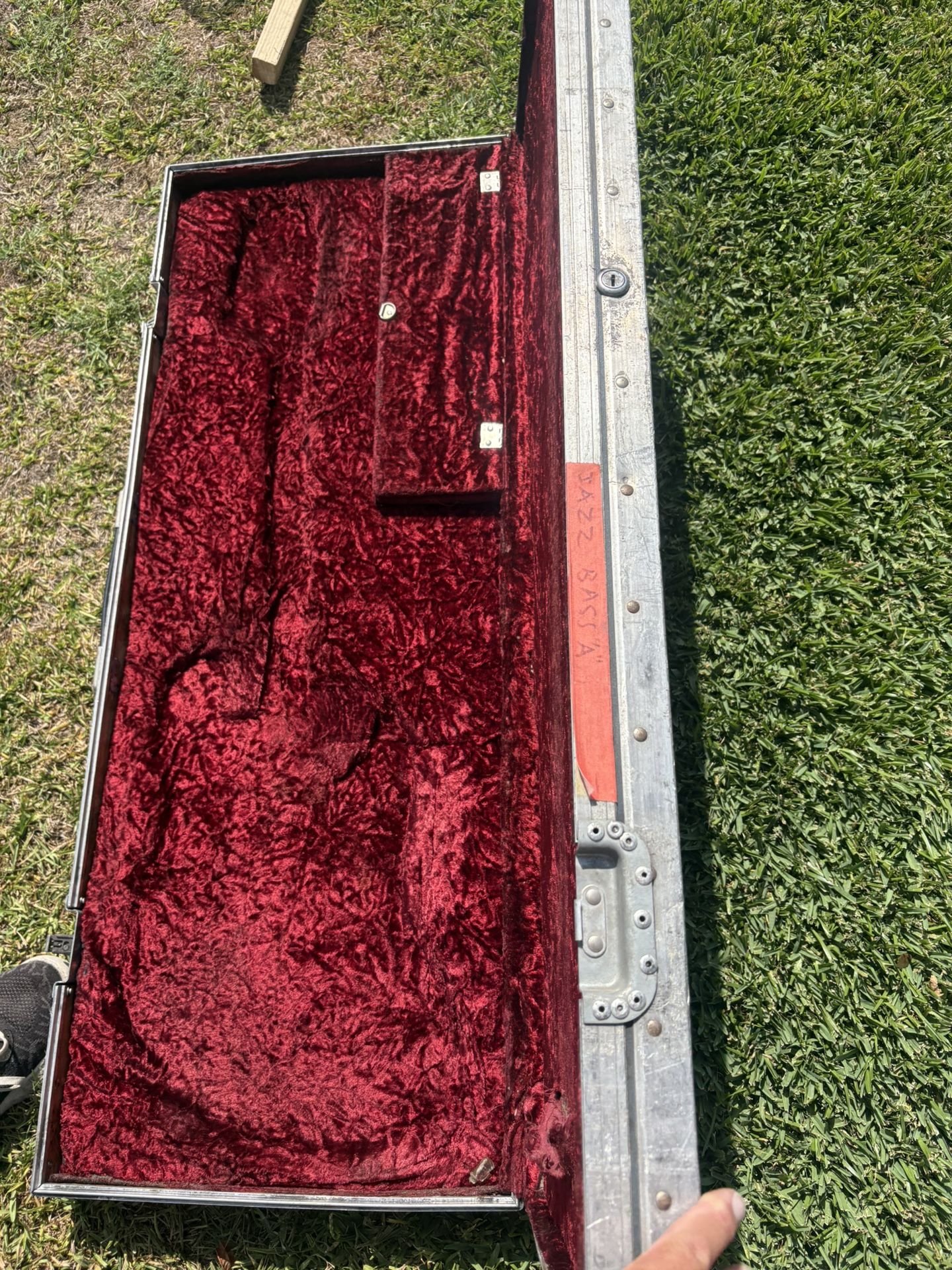 Title: Bass Guitar Flight Case – Heavy Duty