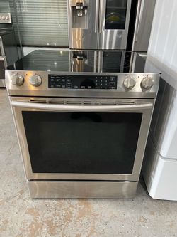Samsung electric stove in excellent working condition. Fully tested, clean, and ready to use. Comes with a 90-day warranty.