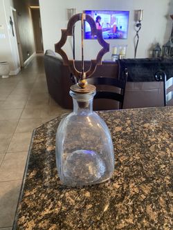 Decorative vase with stopper