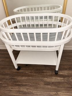 Pottery Barn White Rolling Bassinet – Excellent Condition