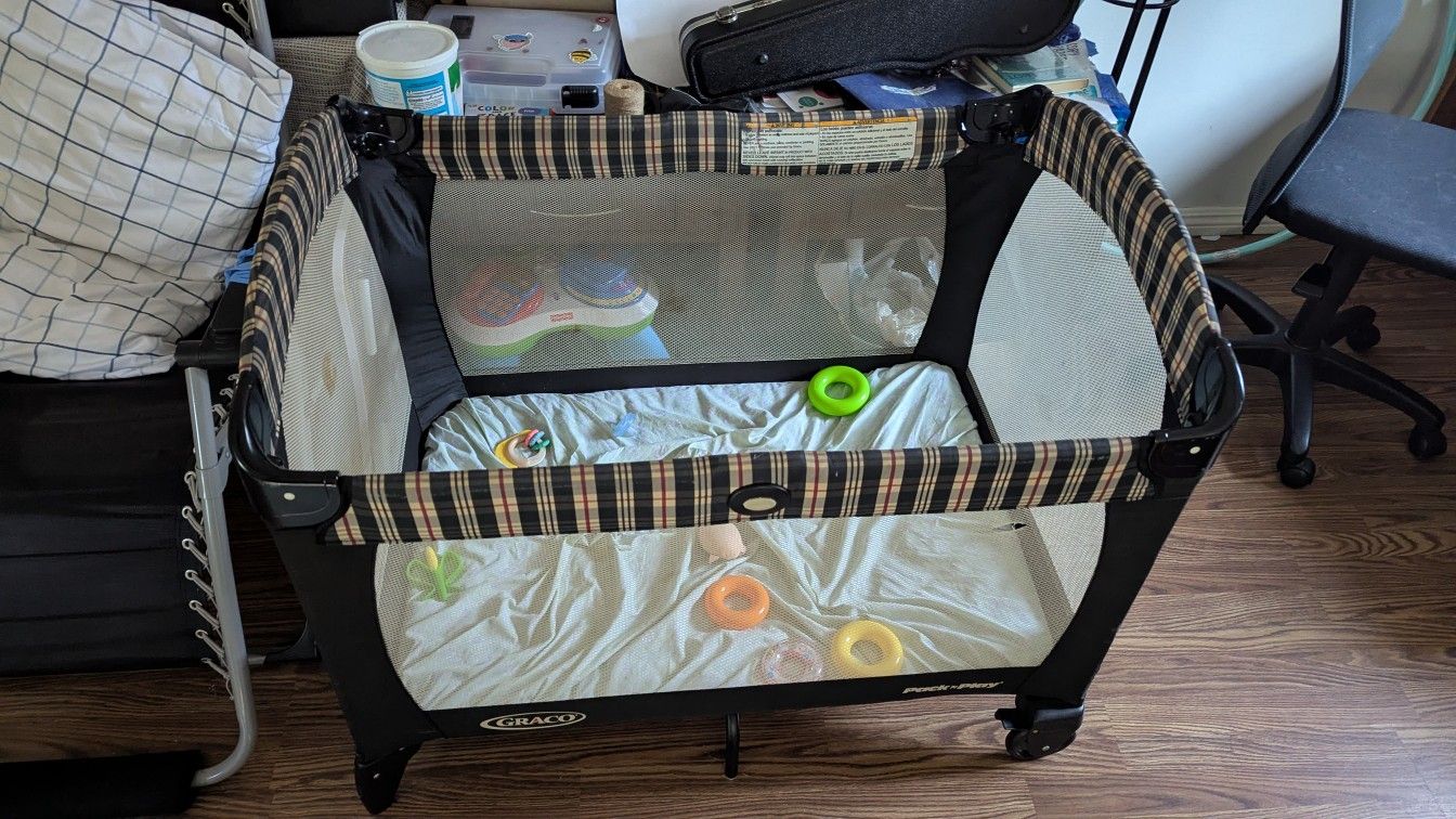 Baby Crib with changing table, foldable