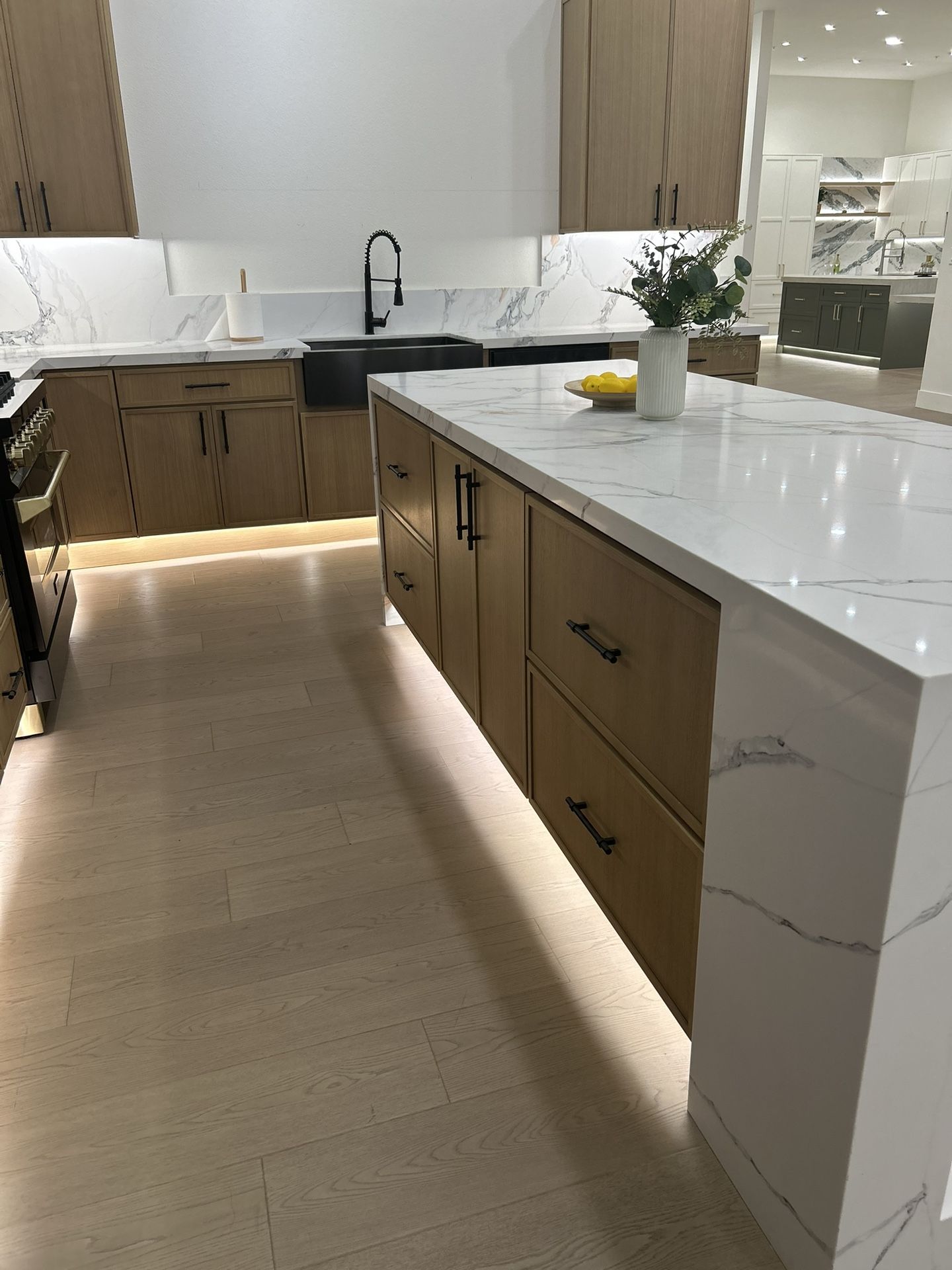 Brand New White Oak Shaker Kitchen Cabinets With Quartz Countertops (10 X 10 Kitchen)